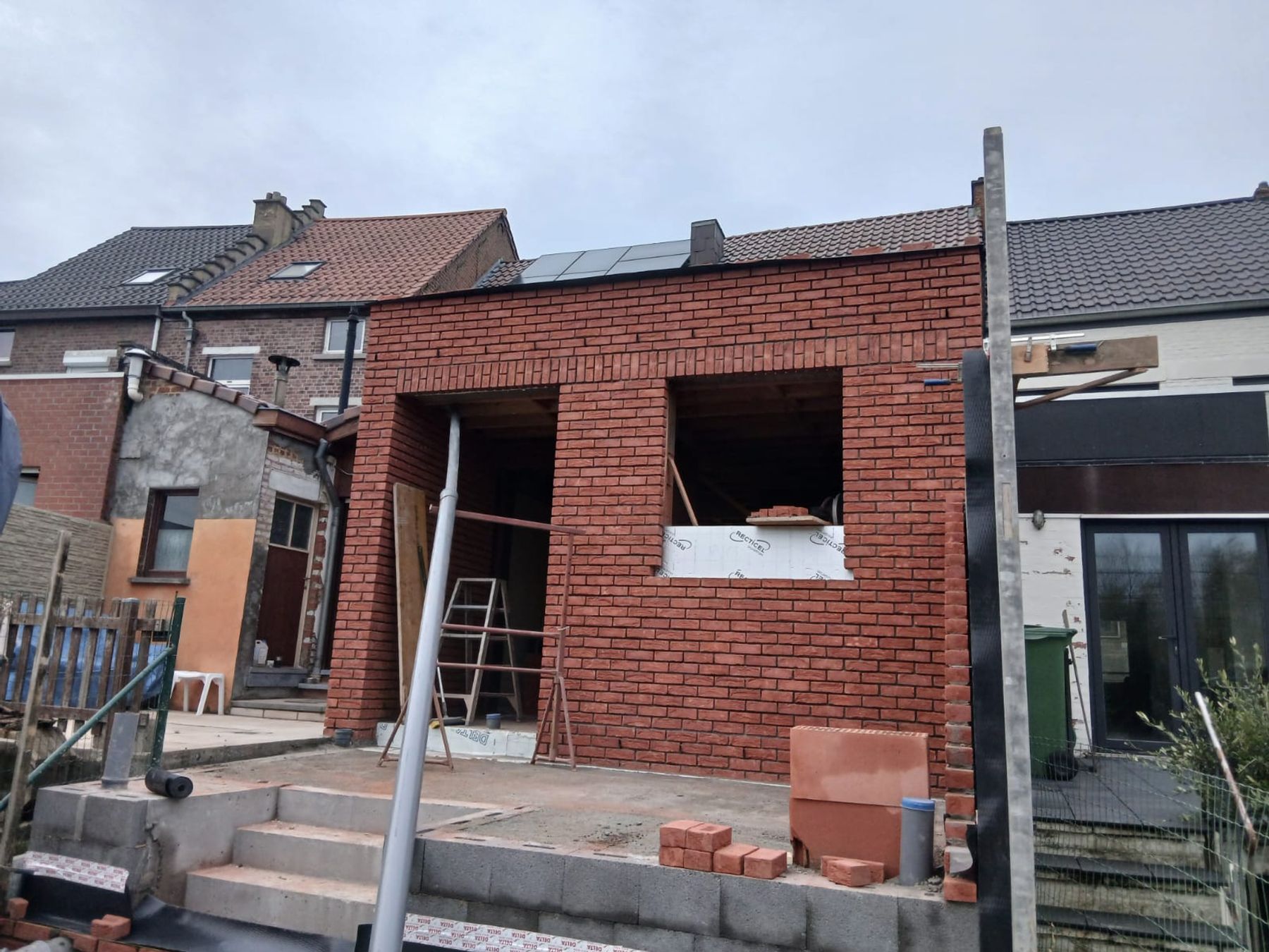 afwerking bijbouw aan achterkant van de rijwoning